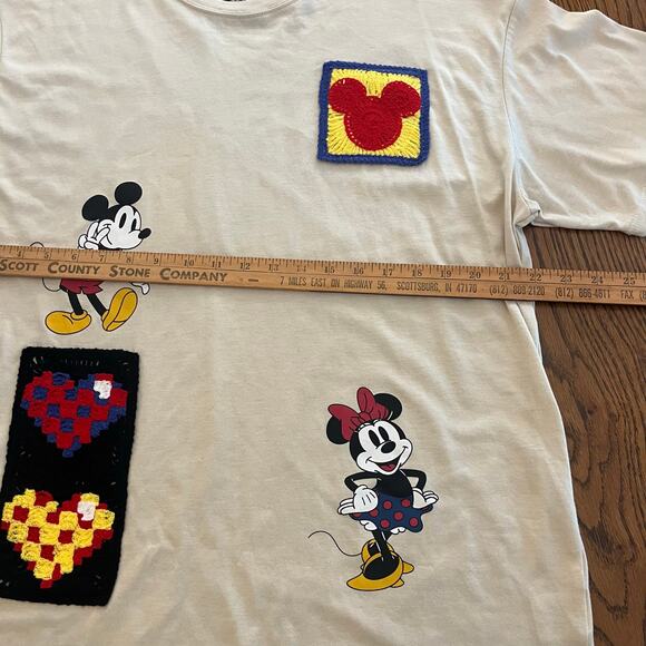 Mickey Mouse Juniors' Minnie Mouse Graphic Tee with Crochet Patch XL - Picture 6 of 7